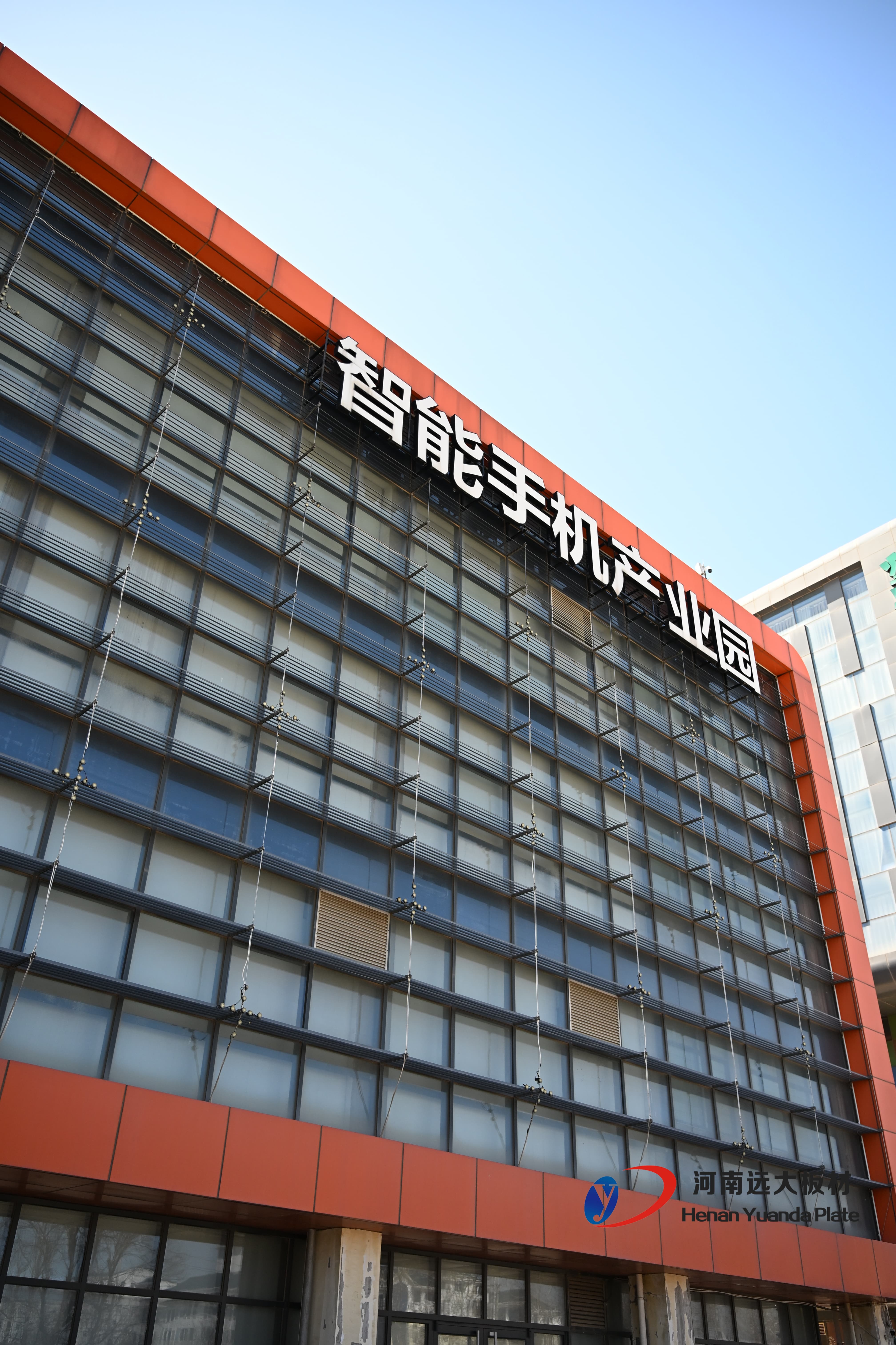 聚氨酯彩鋼板夾心巖棉板：建筑行業(yè)的優(yōu)質(zhì)之選(圖3)